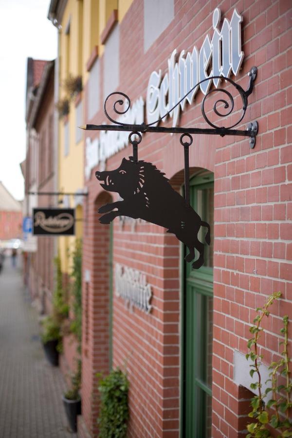 Gasthaus Und Pension "Zum Hauenden Schwein" Wörlitz Eksteriør billede